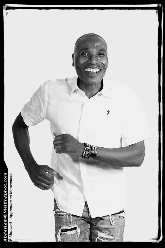 Danseur de salsa en plein saut, bras tendus, sur fond blanc photographié par Meltingphot à Alès et St Jean du Pin pour l'assocition de danse É-Mouvant